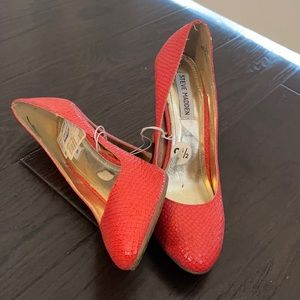 Steve Madden red pumps